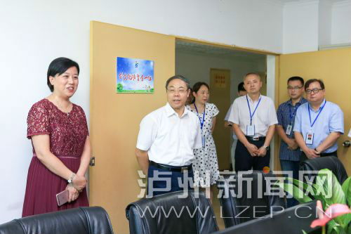 昨日，蔣輔義（左二）看望慰問市創(chuàng)文指揮部同志們 。記者 牟科 攝