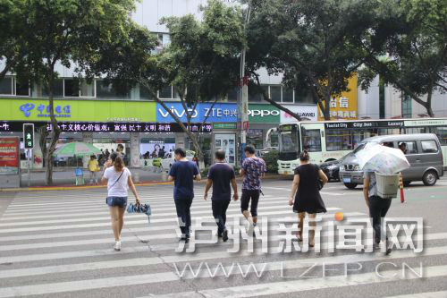 絕大多數(shù)市民都做到了自覺禮讓斑馬線，不橫穿馬路，不翻越欄桿，做到車讓人、人讓車