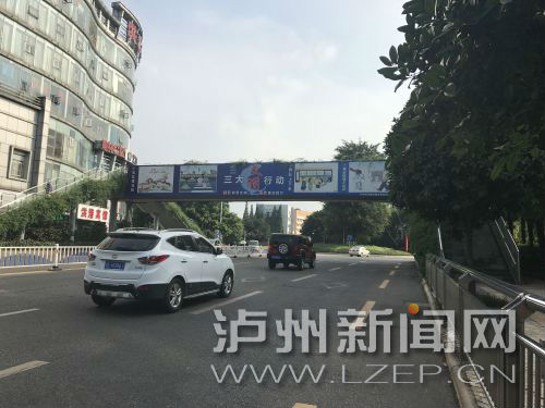 主干道上隨處可見創(chuàng)文宣傳廣告。 記者 肖婷 攝