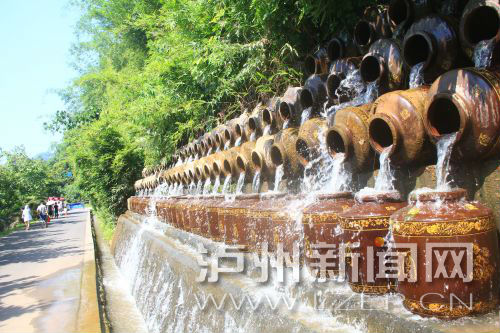 花田酒地景區(qū)酒壇倒出了水的靈動(dòng)。